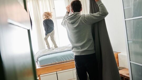 Ein Mann bezieht ein Bett