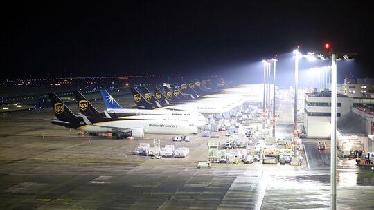 Blitzeis legt Flugbetrieb in Köln/Bonn für 45 Minuten lahm Blitzeis legt Flugbetrieb in Köln/Bonn für 45 Minuten lahm