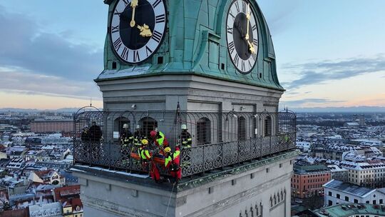 Feuerwehr rettet verletzte Frau von Kirchturm in München