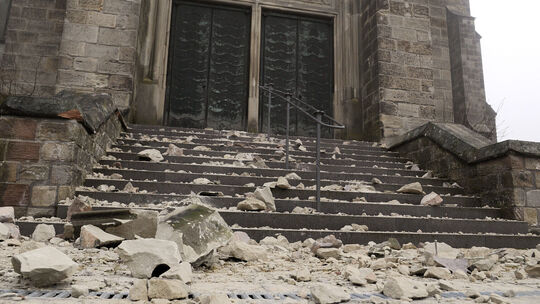 Auf der Treppe der St. Blasiuskirche in Saarwellingen liegen große Steine, die sich bei einem bergbaubedingten Erdbeben der Stär Auf der Treppe der St. Blasiuskirche in Saarwellingen liegen große Steine, die sich bei einem bergbaubedingten Erdbeben der Stär
