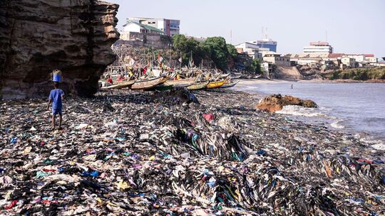 Textilmüll am Strand von Accra