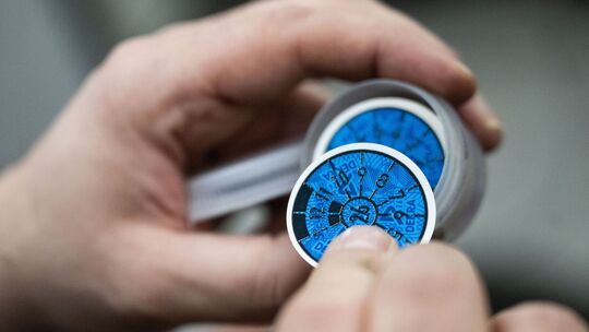 Prüfplakette in Blau bei einer Hauptuntersuchung