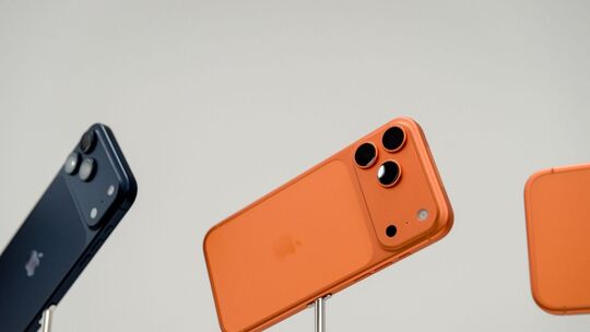 Apple iPhone Pro in den Farben Tiefblau und Cosmic Orange