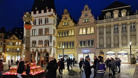 Einsatzkräfte der PSNV und der Polizei im Bereich des Trierer Hauptmarktes nach der Amokfahrt