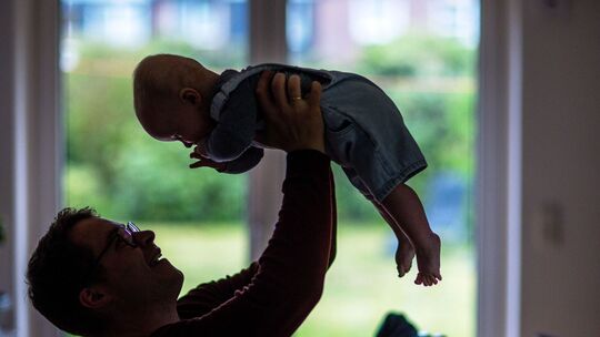 Kindheit bis Alter – Gehirnstruktur durchläuft fünf Phasen