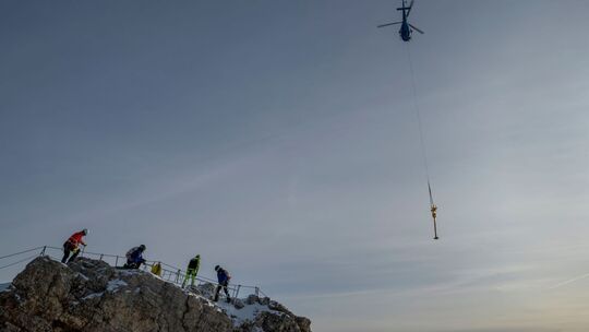 Zugspitz-Gipfelkreuz wird ins Tal geflogen und restauriert