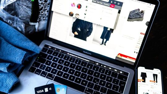 Verschiedene Online-Shops sind auf einem Laptop geöffnet Verschiedene Online-Shops sind auf einem Laptop geöffnet