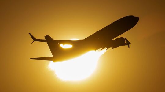 Flugzeug vor der Sonne Flugzeug vor der Sonne
