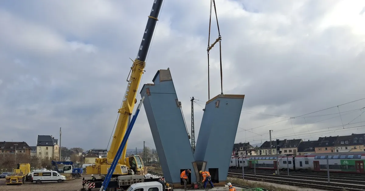Rauental und Goldgrube: Spezialfirma setzt Brückenpfeiler in Koblenz ein