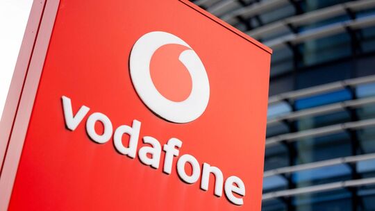 Firmenschild mit dem Logo von Vodafone steht vor Konzernzentrale
