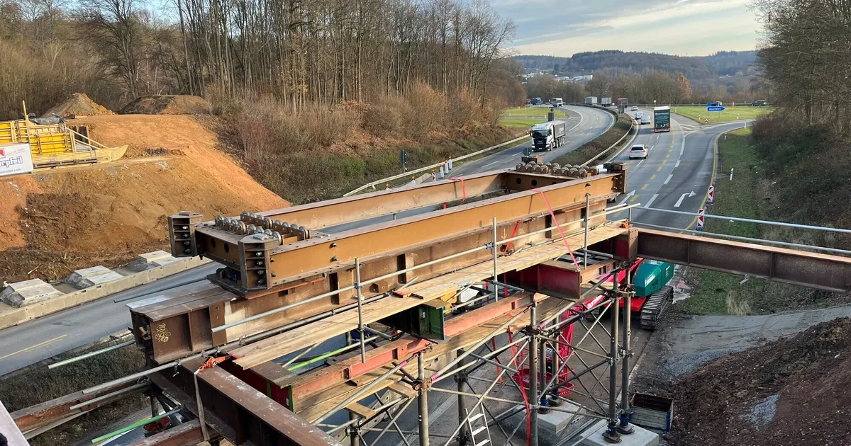 Tonnenschweres Provisorium: Behelfsbrücke über A48 bei Höhr-Grenzhausen in ...