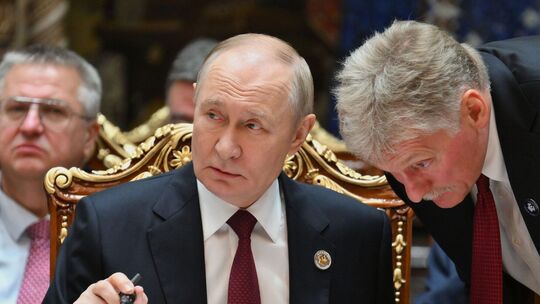 Kremlchef Putin und sein Sprecher Peskow Kremlchef Putin und sein Sprecher Peskow