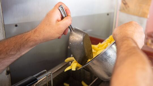 Speiseöl in einer Fritteuse