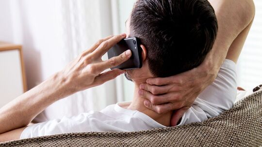 Ein Mann telefoniert