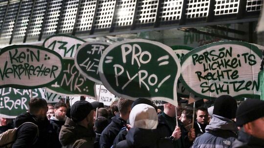 Demonstration gegen verschärfte Sicherheitsmaßnahmen beim Fußball