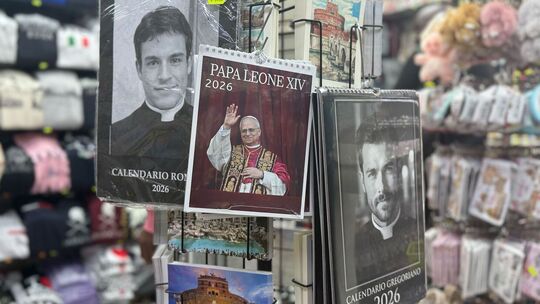 Kalender mit Papst und Priestern Kalender mit Papst und Priestern