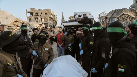 Der Islamische Dschihad und der Hamas übergeben eine Leiche.