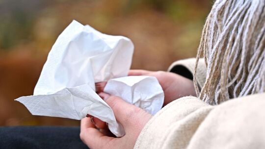 Frau mit Taschentuch