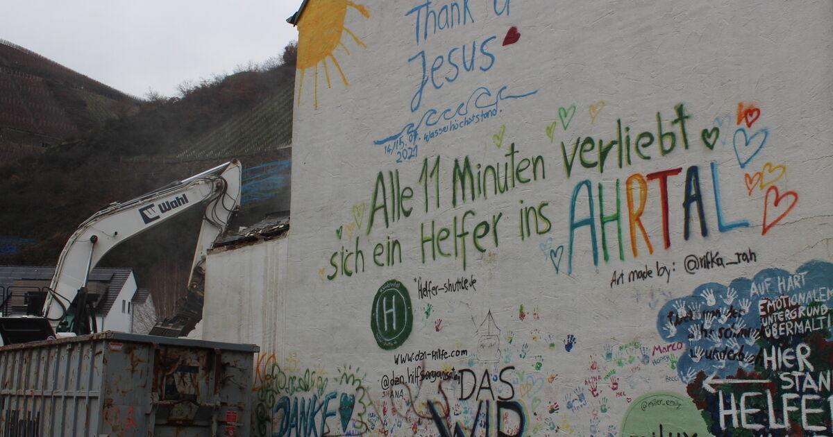 Beliebter Fotospot der Helfer: Bagger reißt bekanntes Flutkunsthaus in ...