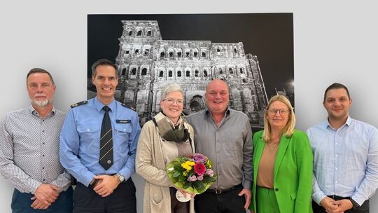 v.l.n.r. EPHK Michael Wahlen (Leiter PI Hermeskeil), Polizeivizepräsident Ralf Krämer, Bernd Barthen und Ehefrau, Polizeipräside
