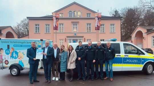Bei der Übergabe des Tabaluga-Mobils waren anwesend (v.l.n.r.): Miroslaw Kowalski (Landrat), Thomas Vollmar (Präsident des Gesam Bei der Übergabe des Tabaluga-Mobils waren anwesend (v.l.n.r.): Miroslaw Kowalski (Landrat), Thomas Vollmar (Präsident des Gesam