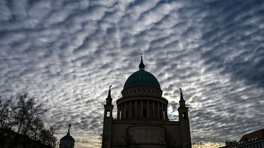 Wolken über der Nikolaikirche