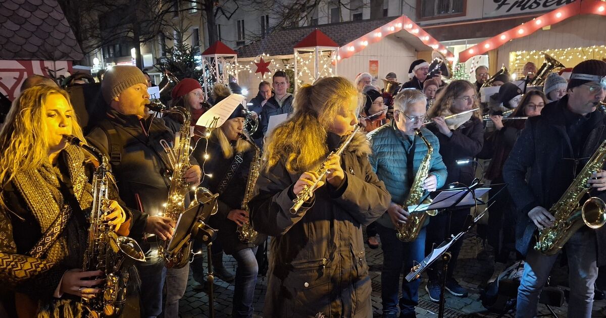 70 Musiker spielen in Koblenz: Bläser-Flashmob lässt Gema-freie Weihnacht ...