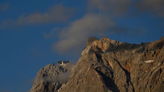 Junger Mann verunglückt auf einem Klettersteig an der Zugspitze Junger Mann verunglückt auf einem Klettersteig an der Zugspitze