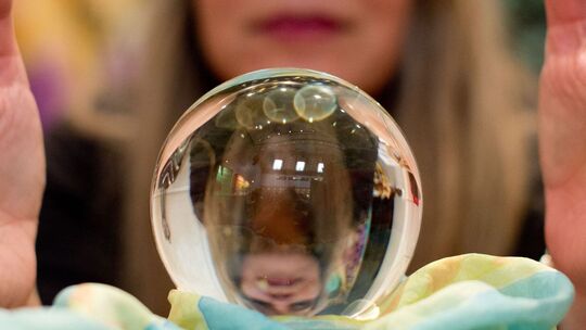 Wahrsagerin mit Kristallkugel Wahrsagerin mit Kristallkugel