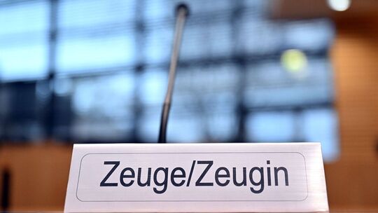 Ein Schild mit der Aufschrift «Zeuge/Zeugin» auf einem Tisch