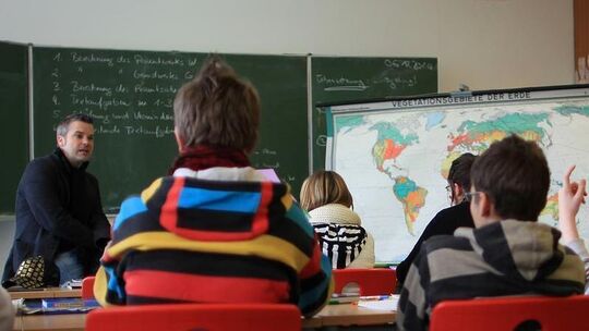 Ein Lehrer unterrichtet eine Schulklasse