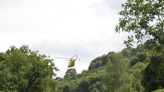 Rettungshubschrauber über der B 48