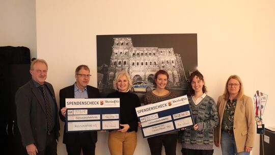 Polizeipräsidentin Anja Rakowski (rechts) mit den Spendenempfängern