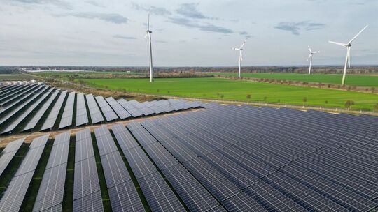 Windräder hinter Solarpark Windräder hinter Solarpark