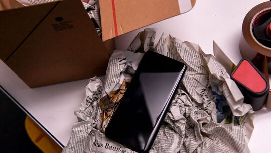 Ein Smartphone wird für den Verkauf verpackt Ein Smartphone wird für den Verkauf verpackt