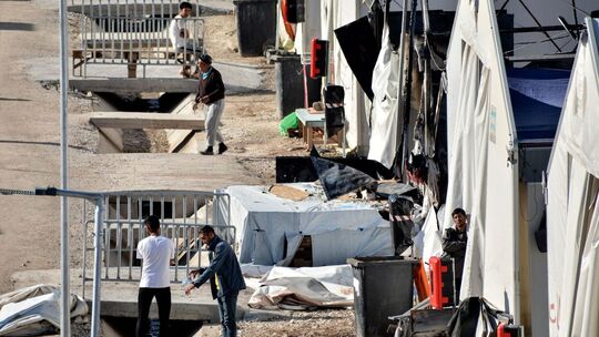 Migranten auf Lesbos vor Papst-Reise nach Griechenland Migranten auf Lesbos vor Papst-Reise nach Griechenland