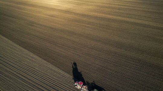 Landwirt bei der Feldarbeit Landwirt bei der Feldarbeit