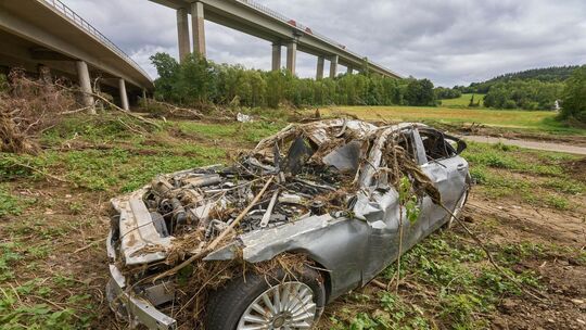 Schrottauto vor Brücke Schrottauto vor Brücke