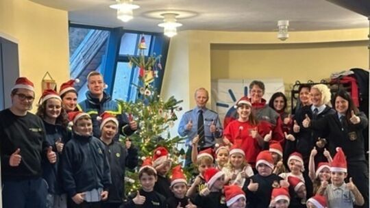 Kinder der Jugendorganisationen des DRK, Feuerwehr und THW nach der Baumschückaktion bei der PI Cochem. Kinder der Jugendorganisationen des DRK, Feuerwehr und THW nach der Baumschückaktion bei der PI Cochem.