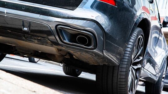 Auspuff eines Autos Auspuff eines Autos