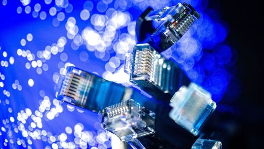 Netzwerkkabel (LAN-Kabel) liegen auf einem Tisch Netzwerkkabel (LAN-Kabel) liegen auf einem Tisch