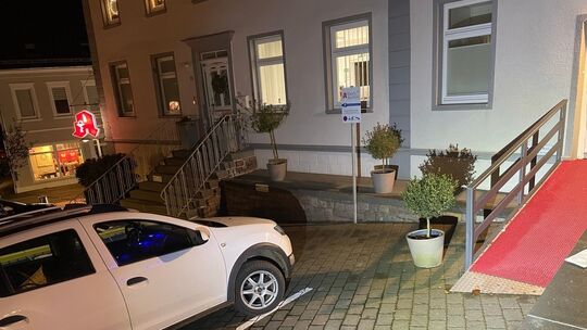 Das Gelände an der Gebäudeseite wurde beschädigt. Das Gelände an der Gebäudeseite wurde beschädigt.