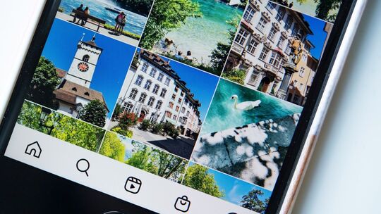 Fotos sind auf einem Smartphone zu sehen Fotos sind auf einem Smartphone zu sehen