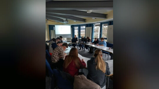 Die Schülerinnen und Schüler bei der Vorstellung der Polizeiinspektion Cochem Die Schülerinnen und Schüler bei der Vorstellung der Polizeiinspektion Cochem