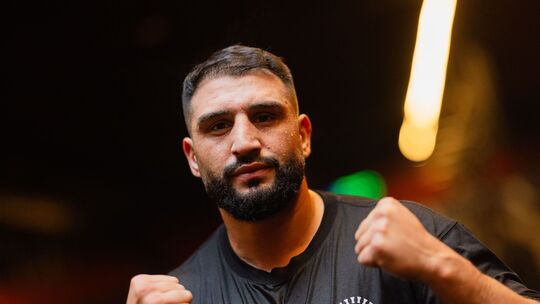 Schwergewichtsboxer Agit Kabayel Schwergewichtsboxer Agit Kabayel