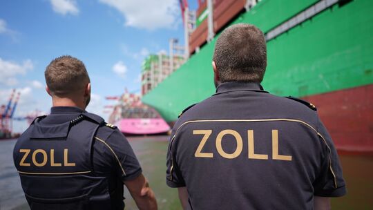 Zollbeamte im Hamburger Hafen Zollbeamte im Hamburger Hafen