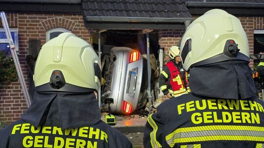 Junger Mann bleibt mit Auto in Hausflur stecken