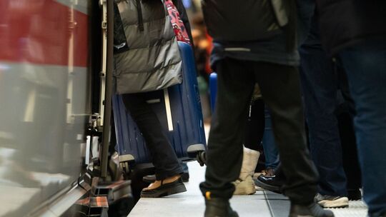 Reiseverkehr zu Beginn der Weihnachtsferien in Berlin