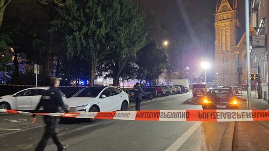 Auto fährt in Bushaltestelle