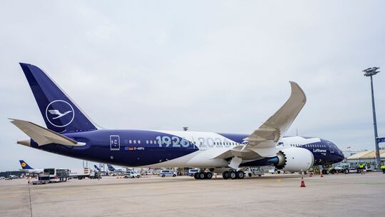 Boeing 787-9 mit Sonderlackierung «100 Jahre Lufthansa» Boeing 787-9 mit Sonderlackierung «100 Jahre Lufthansa»